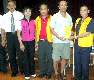 板橋福德祠管理委員會慰問水里災民(圖)