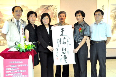 義賣何木火畫作救助災民(圖)