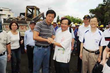 人溺己溺北縣大批機具物資南下救援(圖)