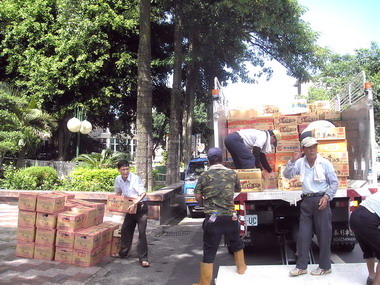 集集捐助物資賑災(圖)