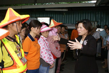 救災無懼風雨 黃敏惠勉勵環保局同仁辛勞(圖)