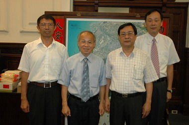 看守所所長及監獄典獄長拜會林政則(圖)