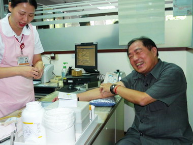 張通榮響應「北血南送」挽袖捐出熱血(圖)