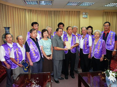 張通榮代收稅捐局及聯誼會等單位捐款(圖)