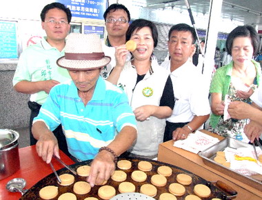 南投紅豆伯義賣紅豆餅救助南部災民(圖)