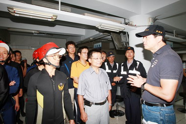 周錫瑋巡視新店指示提前撤離(圖)