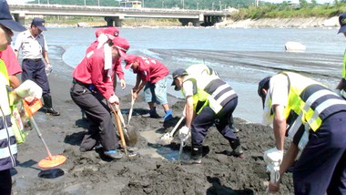 集集警分局調派警力支援搜救工作(圖)