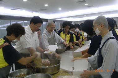 南台別院3000個愛心便當 溫暖安南淹水區(圖)