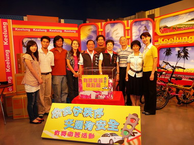 張通榮宣導交通安全抽出幸運市民(圖)