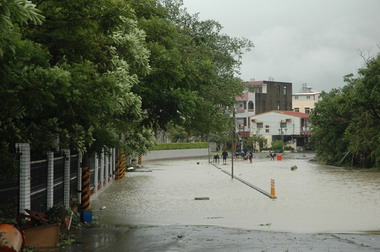 朴子溪溢堤導致朴子市淹水(圖)