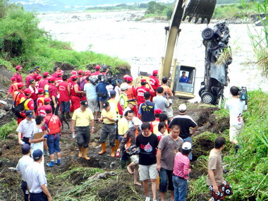 莫拉克颱風肆虐集集警分局配合搜救(圖)