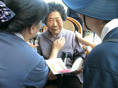 慈濟至信義發放救難物資(圖)