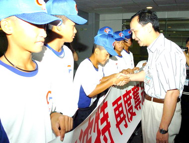 龜山國小少棒隊赴美朱立倫為選手打氣(圖)