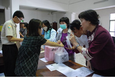 縣府今配發各國中小每班一支額溫槍(圖)