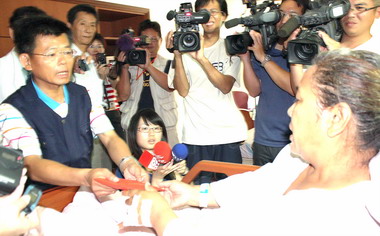 楊秋興探視那瑪夏鄉民族(圖)