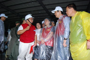 莫拉克肆虐 惡水潰堤 總統巡視牛稠溪(圖)