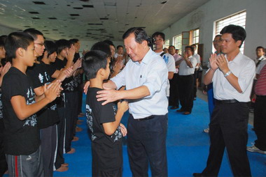 縣長率團慰訪河南嵩山少林寺習武學生(圖)