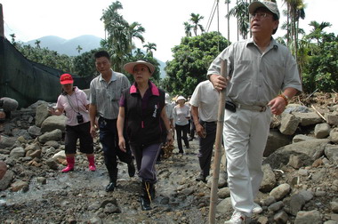 陳明文勘察竹崎鄉災情(圖)