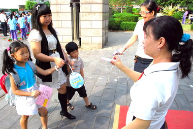 防疫大作戰開學入校門量體溫(圖)