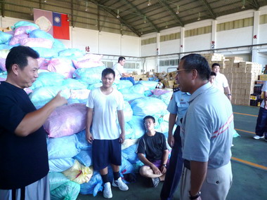 台東縣社會局處長至台東基地慰勞救災官兵(圖)
