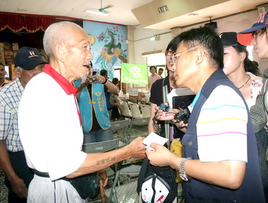 楊秋興探視內門紫竹寺收容災民(圖)