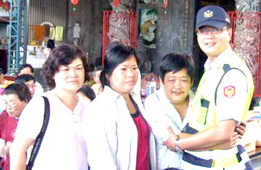 員警不顧危險救援災民感激擁抱(圖)