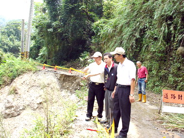 立委江連福協調塔湖農路災後修復統合(圖)