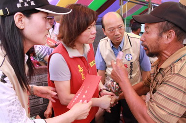 黃敏惠前往東區受災戶慰問(圖)