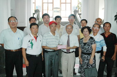 香山里長聯誼會捐善款送愛心到災區(圖)