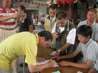 陳垂堂議員帶來善心團體慰問之意(圖)