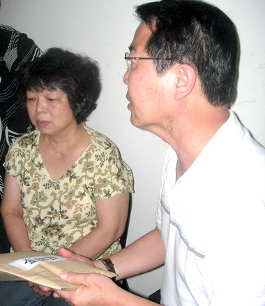 李朝卿慰問台十六線受難民眾家屬(圖)