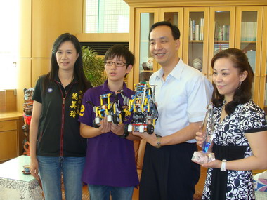 國際青少年機器人世界盃冠軍張勁捷(圖)