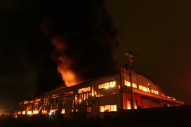 塑膠工廠凌晨發生火警廠房付之一炬(圖)