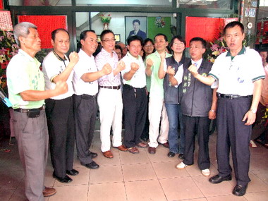 邱建富競選總部成立為災民祈福(圖)