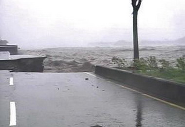 台16線10.3公里處遭洪水掏空一對父女失蹤(圖)