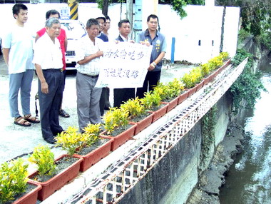 彰縣議員賴岸璋勘查花壇排水災情(圖)