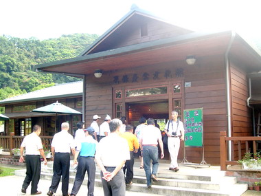 霧峰鄉長林海清領隊作社區境外觀摩(圖)