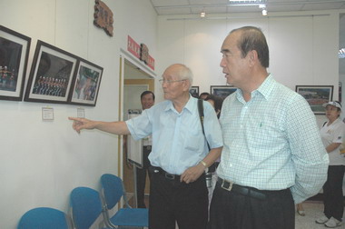 謝深山參加原住民動態攝影展開幕茶會(圖)