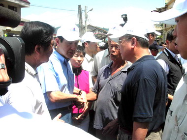 馬英九至水里新山村災區勘災(圖)