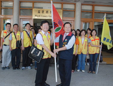 苗栗組成送暖部隊劉政鴻授旗送行(圖)
