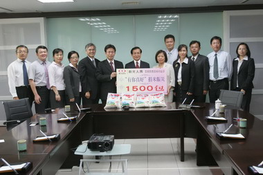 新光人壽成功區部捐贈一千五百包米(圖)