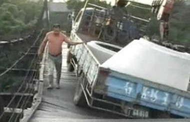 是否載太重？貨車卡在明德水庫吊橋上(圖)