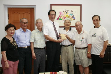 各界響應捐款賑災 送愛心(圖)