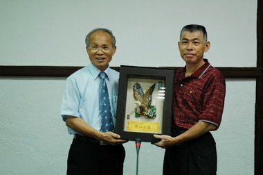 林政則表揚海瑞摃丸博士生吳昆儒(圖)