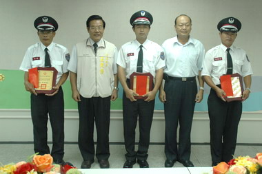 王乾發於縣務會議表揚績優義消人員(圖)