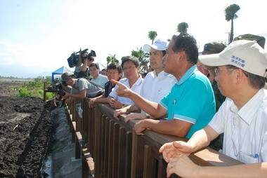 曹啟鴻陪同總統馬英九至林邊鄉視察(圖)