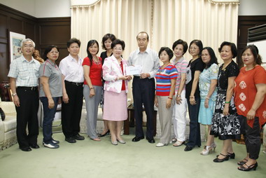 花蓮縣婦女會暨鄉鎮市婦女會捐款賑災(圖)