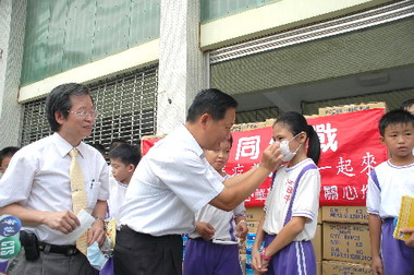 口罩製造工廠贈口罩予學校(圖)