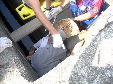 老翁排水溝邊休息不慎跌入死亡(圖)