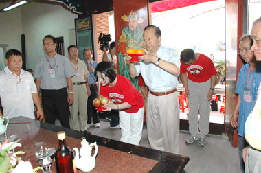 采田福地登龕大典 鄭永金贈匾慶賀(圖)